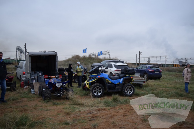Рев моторов, грязь и невероятный драйв: в Волжском опробовали новую мототрассу