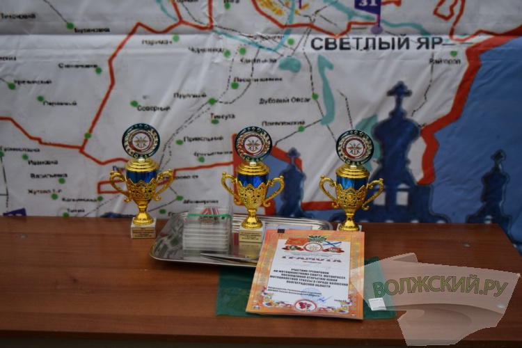 Рев моторов, грязь и невероятный драйв: в Волжском опробовали новую мототрассу