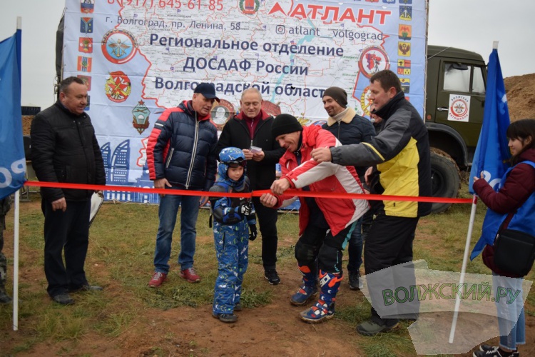 Рев моторов, грязь и невероятный драйв: в Волжском опробовали новую мототрассу