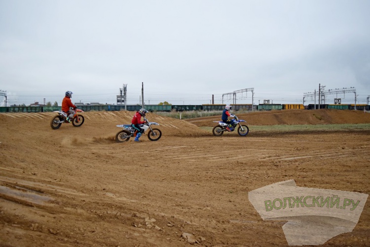 Рев моторов, грязь и невероятный драйв: в Волжском опробовали новую мототрассу
