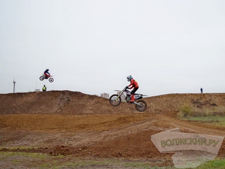 Рев моторов, грязь и невероятный драйв: в Волжском опробовали новую мототрассу