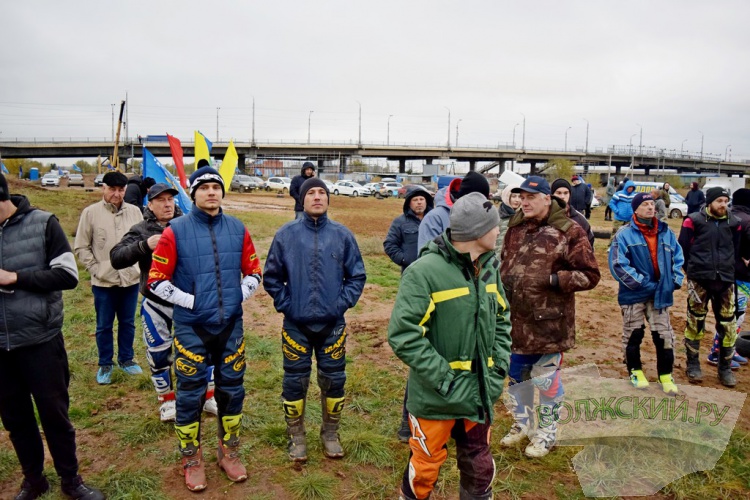 Рев моторов, грязь и невероятный драйв: в Волжском опробовали новую мототрассу