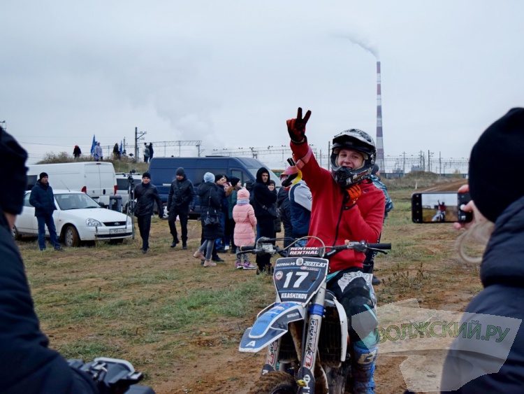 Рев моторов, грязь и невероятный драйв: в Волжском опробовали новую мототрассу