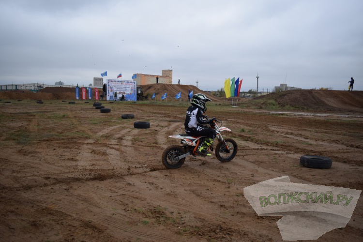 Рев моторов, грязь и невероятный драйв: в Волжском опробовали новую мототрассу