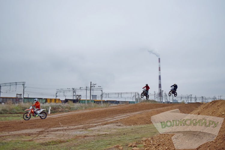 Рев моторов, грязь и невероятный драйв: в Волжском опробовали новую мототрассу