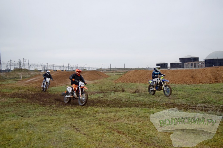 Рев моторов, грязь и невероятный драйв: в Волжском опробовали новую мототрассу