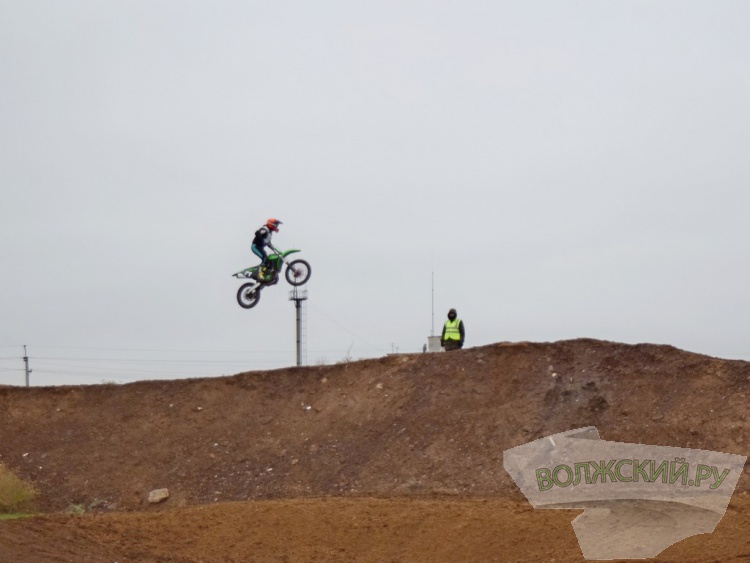 Рев моторов, грязь и невероятный драйв: в Волжском опробовали новую мототрассу