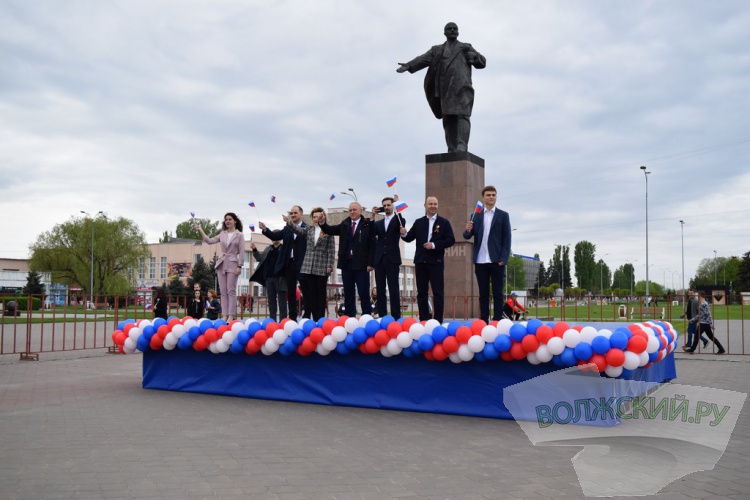 Труд и май: в Волжском впервые после пандемии прошла демонстрация трудящихся