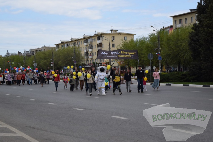 Труд и май: в Волжском впервые после пандемии прошла демонстрация трудящихся