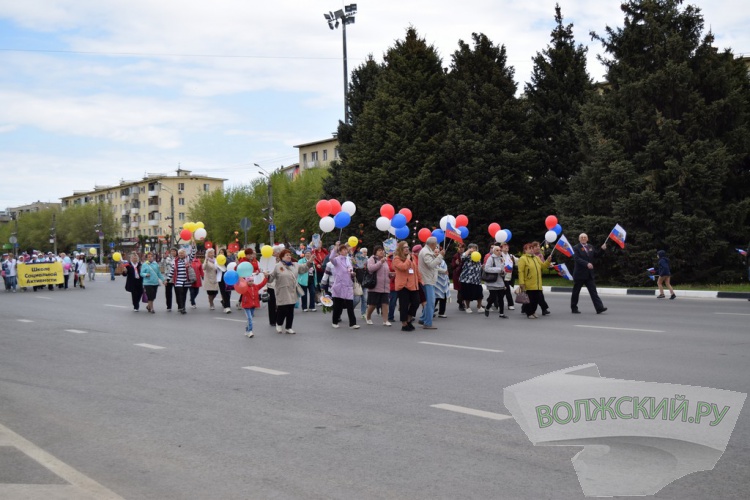 Труд и май: в Волжском впервые после пандемии прошла демонстрация трудящихся