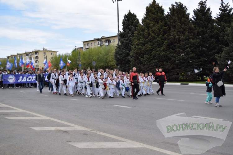 Труд и май: в Волжском впервые после пандемии прошла демонстрация трудящихся