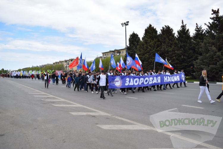 Труд и май: в Волжском впервые после пандемии прошла демонстрация трудящихся