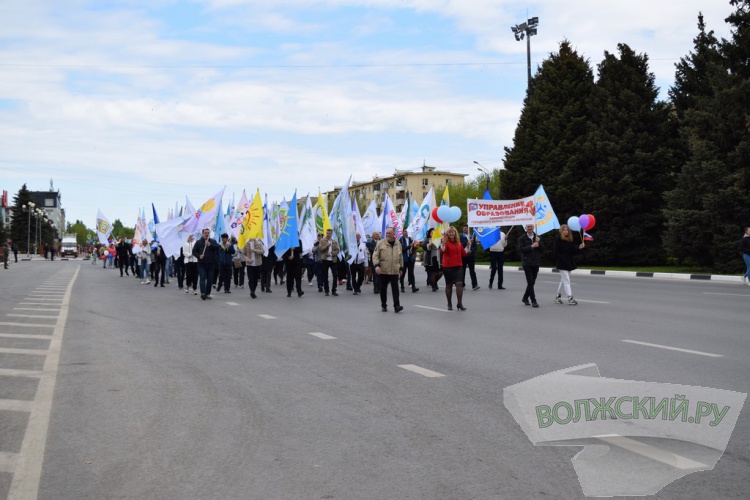 Труд и май: в Волжском впервые после пандемии прошла демонстрация трудящихся