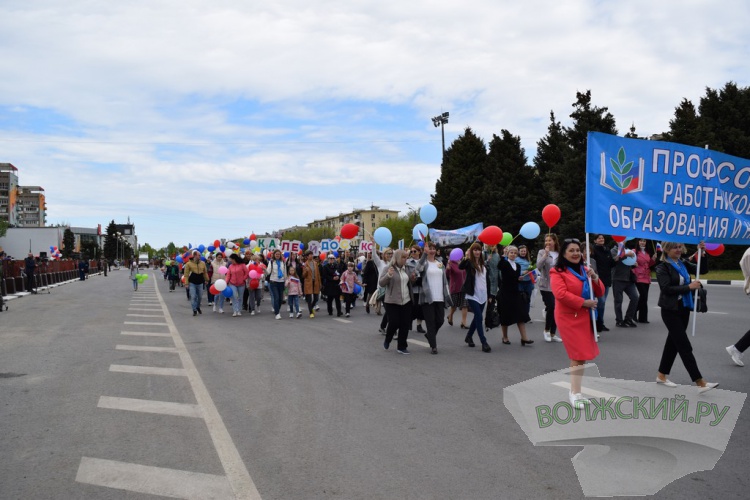 Труд и май: в Волжском впервые после пандемии прошла демонстрация трудящихся
