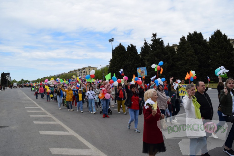 Труд и май: в Волжском впервые после пандемии прошла демонстрация трудящихся