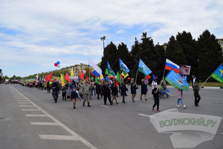 Труд и май: в Волжском впервые после пандемии прошла демонстрация трудящихся