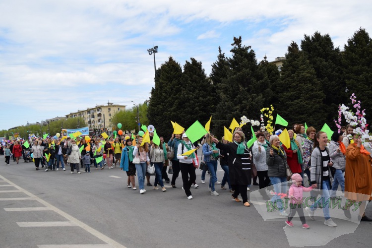Труд и май: в Волжском впервые после пандемии прошла демонстрация трудящихся