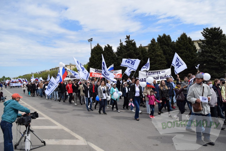 Труд и май: в Волжском впервые после пандемии прошла демонстрация трудящихся