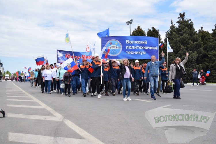 Труд и май: в Волжском впервые после пандемии прошла демонстрация трудящихся