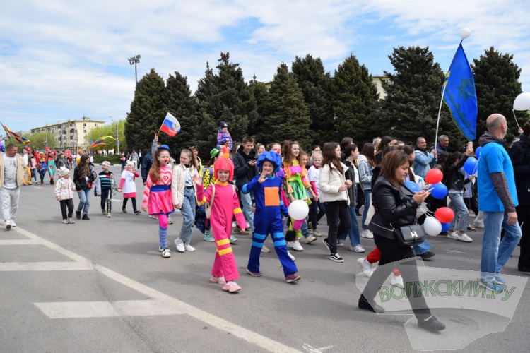 Труд и май: в Волжском впервые после пандемии прошла демонстрация трудящихся