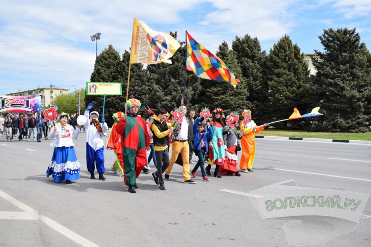 Труд и май: в Волжском впервые после пандемии прошла демонстрация трудящихся