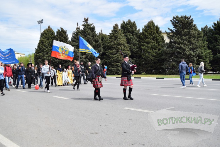 Труд и май: в Волжском впервые после пандемии прошла демонстрация трудящихся
