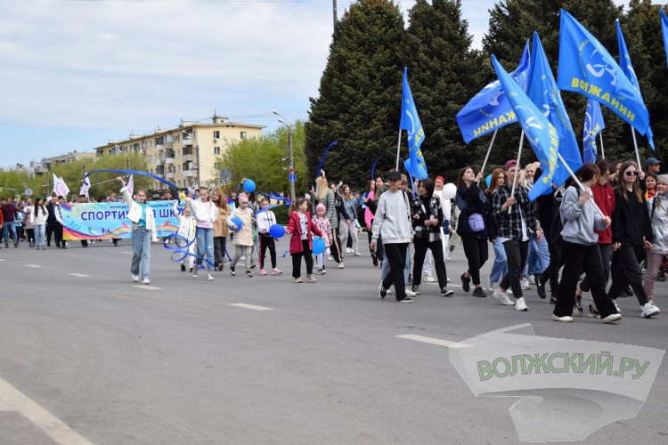 Труд и май: в Волжском впервые после пандемии прошла демонстрация трудящихся