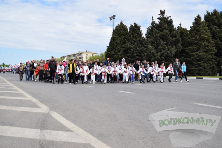 Труд и май: в Волжском впервые после пандемии прошла демонстрация трудящихся