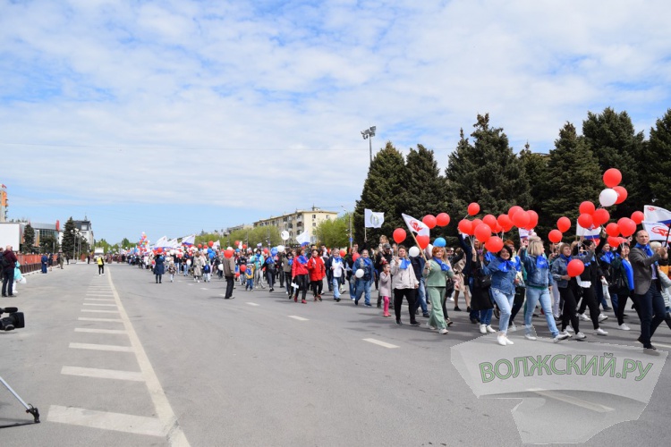 Труд и май: в Волжском впервые после пандемии прошла демонстрация трудящихся