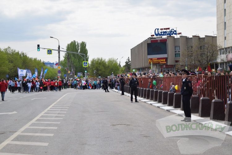 Труд и май: в Волжском впервые после пандемии прошла демонстрация трудящихся