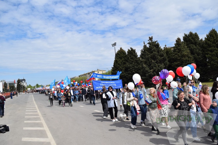 Труд и май: в Волжском впервые после пандемии прошла демонстрация трудящихся