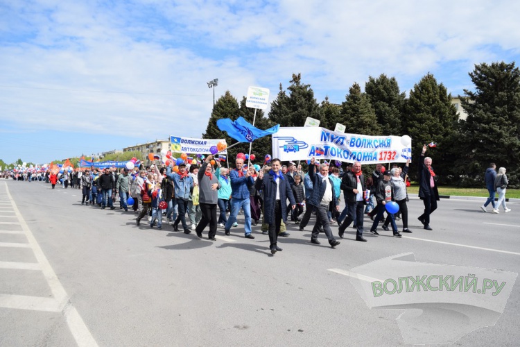 Труд и май: в Волжском впервые после пандемии прошла демонстрация трудящихся