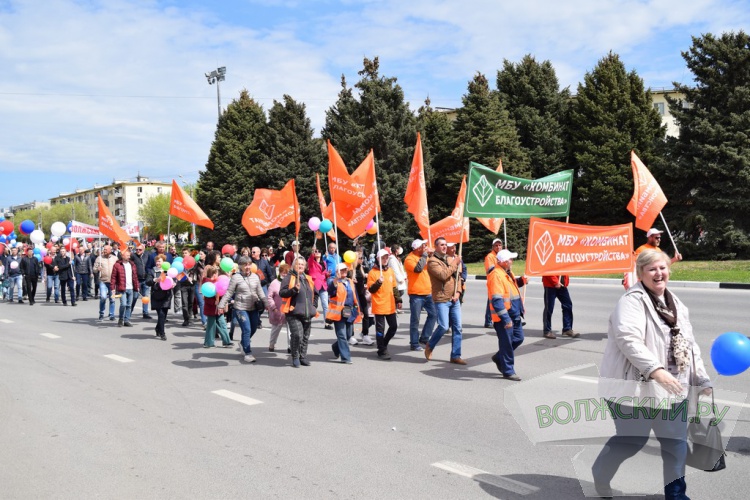 Труд и май: в Волжском впервые после пандемии прошла демонстрация трудящихся