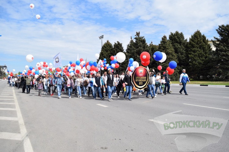 Труд и май: в Волжском впервые после пандемии прошла демонстрация трудящихся
