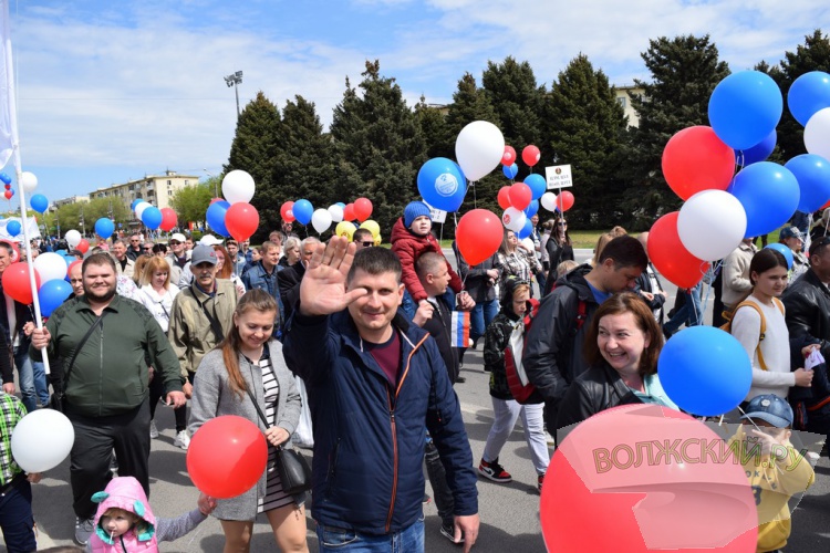 Труд и май: в Волжском впервые после пандемии прошла демонстрация трудящихся