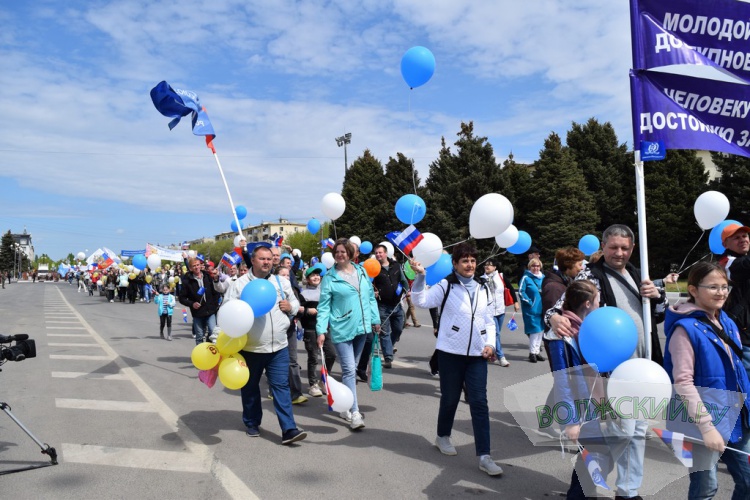 Труд и май: в Волжском впервые после пандемии прошла демонстрация трудящихся