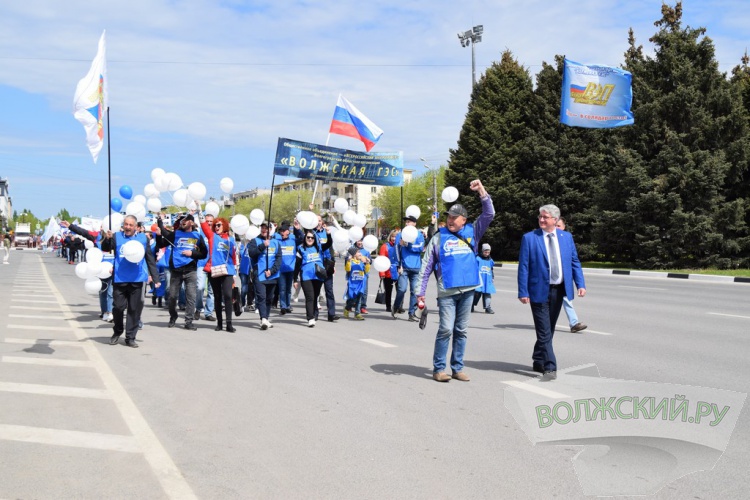 Труд и май: в Волжском впервые после пандемии прошла демонстрация трудящихся