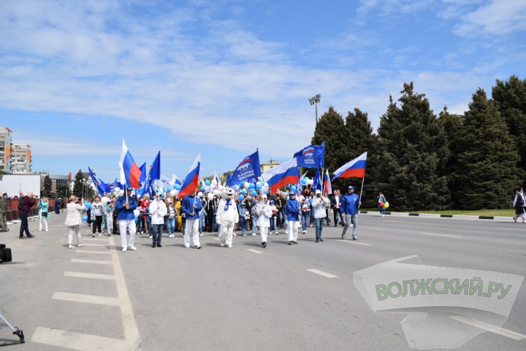 Труд и май: в Волжском впервые после пандемии прошла демонстрация трудящихся