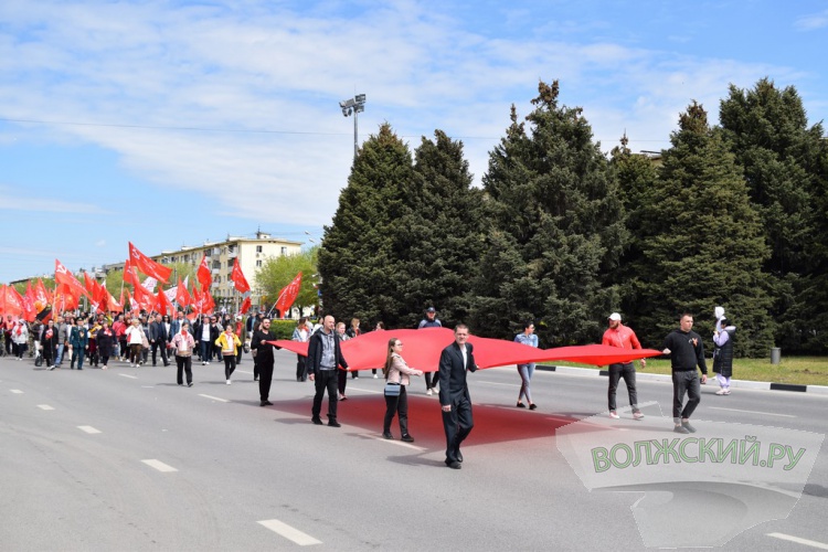 Труд и май: в Волжском впервые после пандемии прошла демонстрация трудящихся