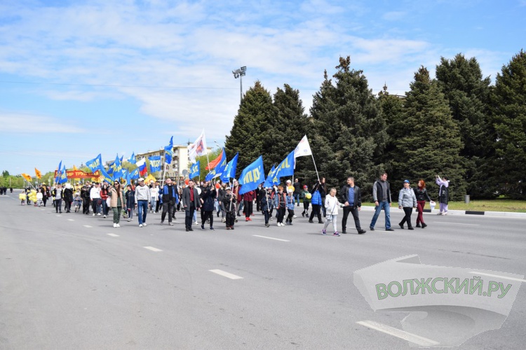 Труд и май: в Волжском впервые после пандемии прошла демонстрация трудящихся