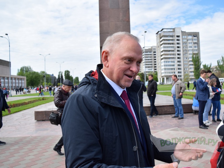 Труд и май: в Волжском впервые после пандемии прошла демонстрация трудящихся