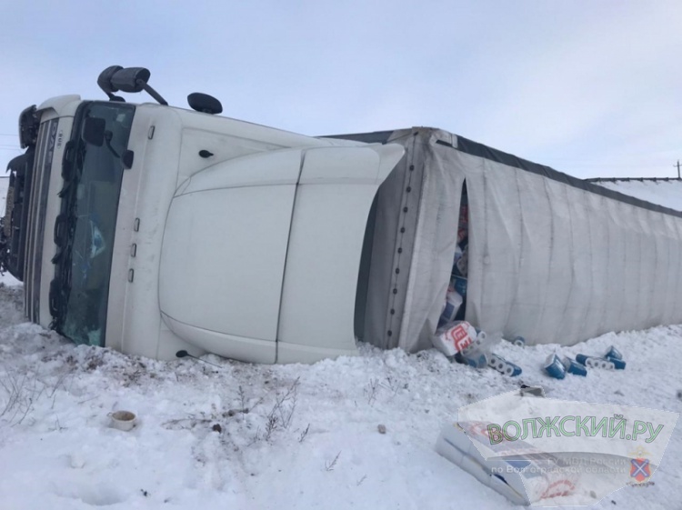 В результате ДТП на трассе опрокинулась фура с туалетной бумагой