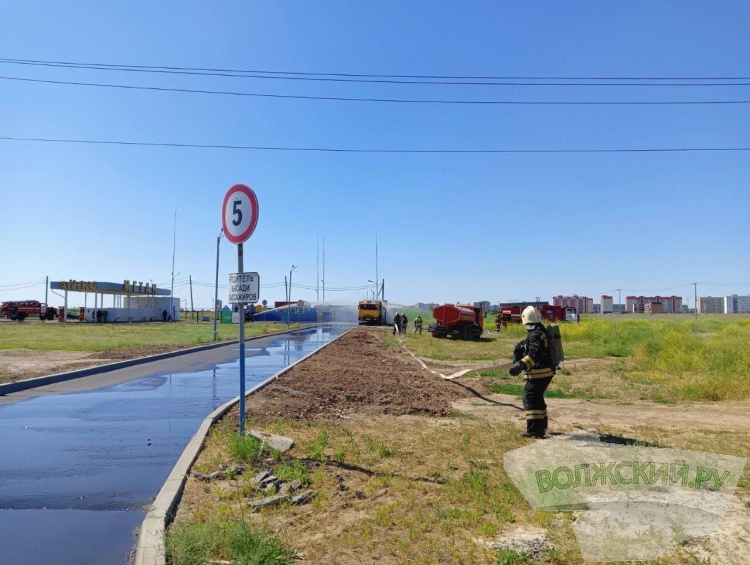 В Волжском ликвидируют пожар на территории АГЗС