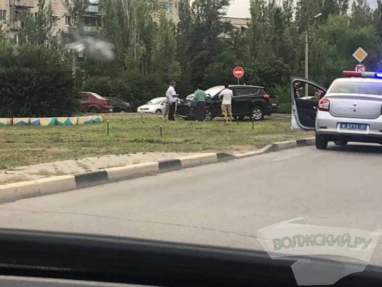 В Волжском «RAV4» влетел в маршрутку