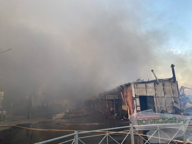 В Волжском рынок «Людмила» выгорел дотла