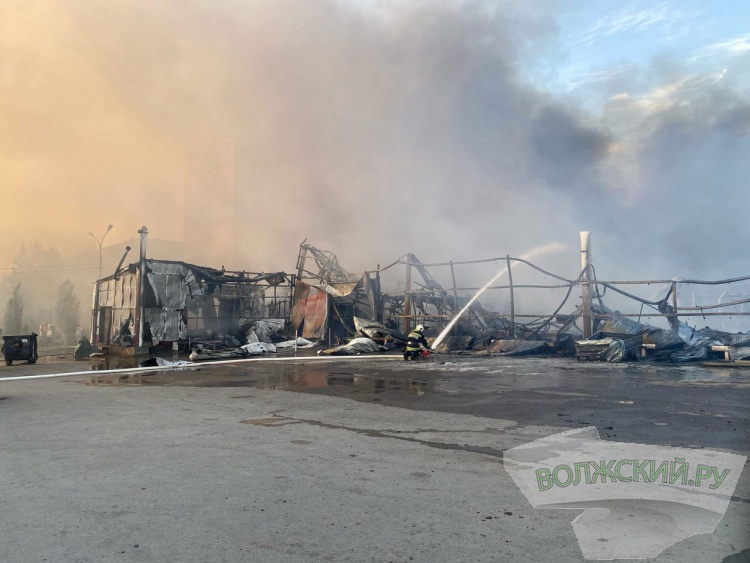 В Волжском рынок «Людмила» выгорел дотла