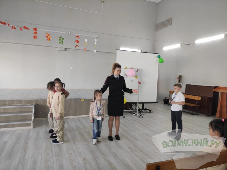 В Волжском ученикам школы № 28 напомнили ПДД