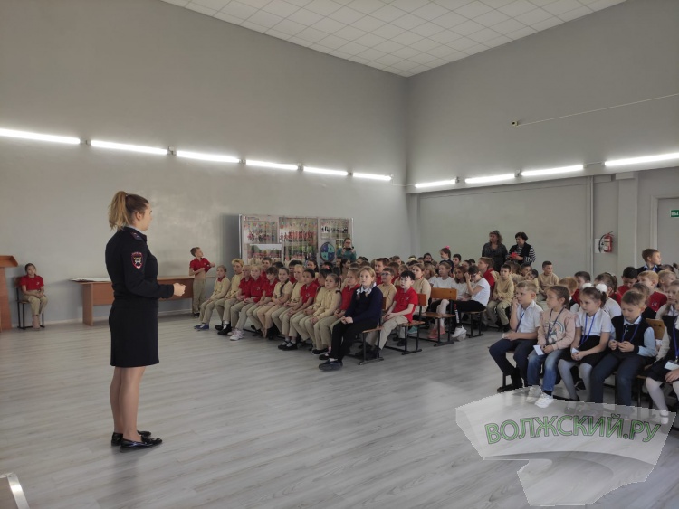 В Волжском ученикам школы № 28 напомнили ПДД