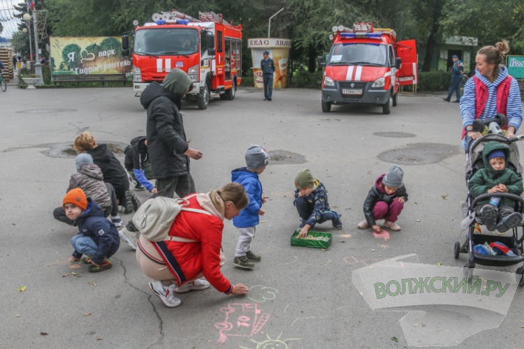 Волжанам снова показали пожарную технику в парке