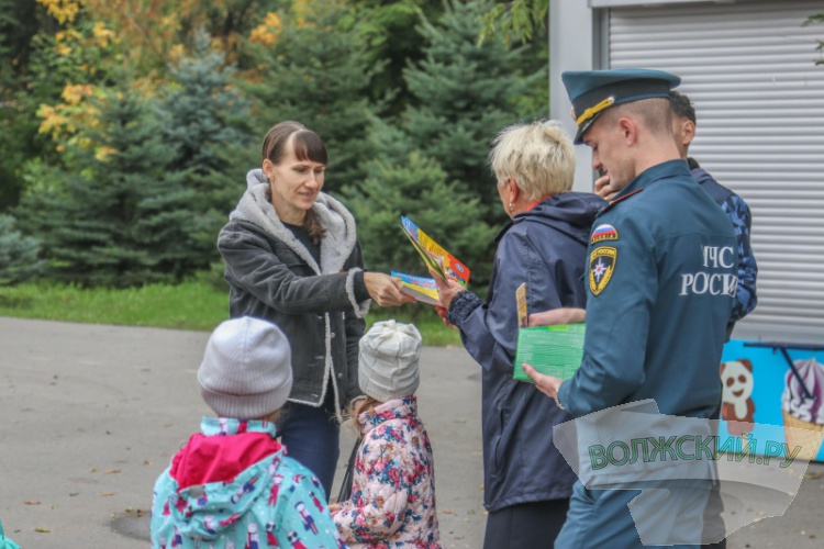 Волжанам снова показали пожарную технику в парке